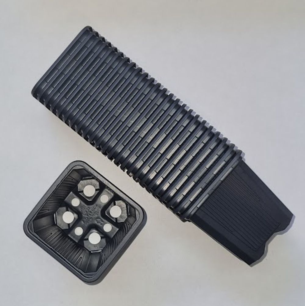 Anzuchttopf für Erdbeerpflanzen bevor sie in den Garten kommen